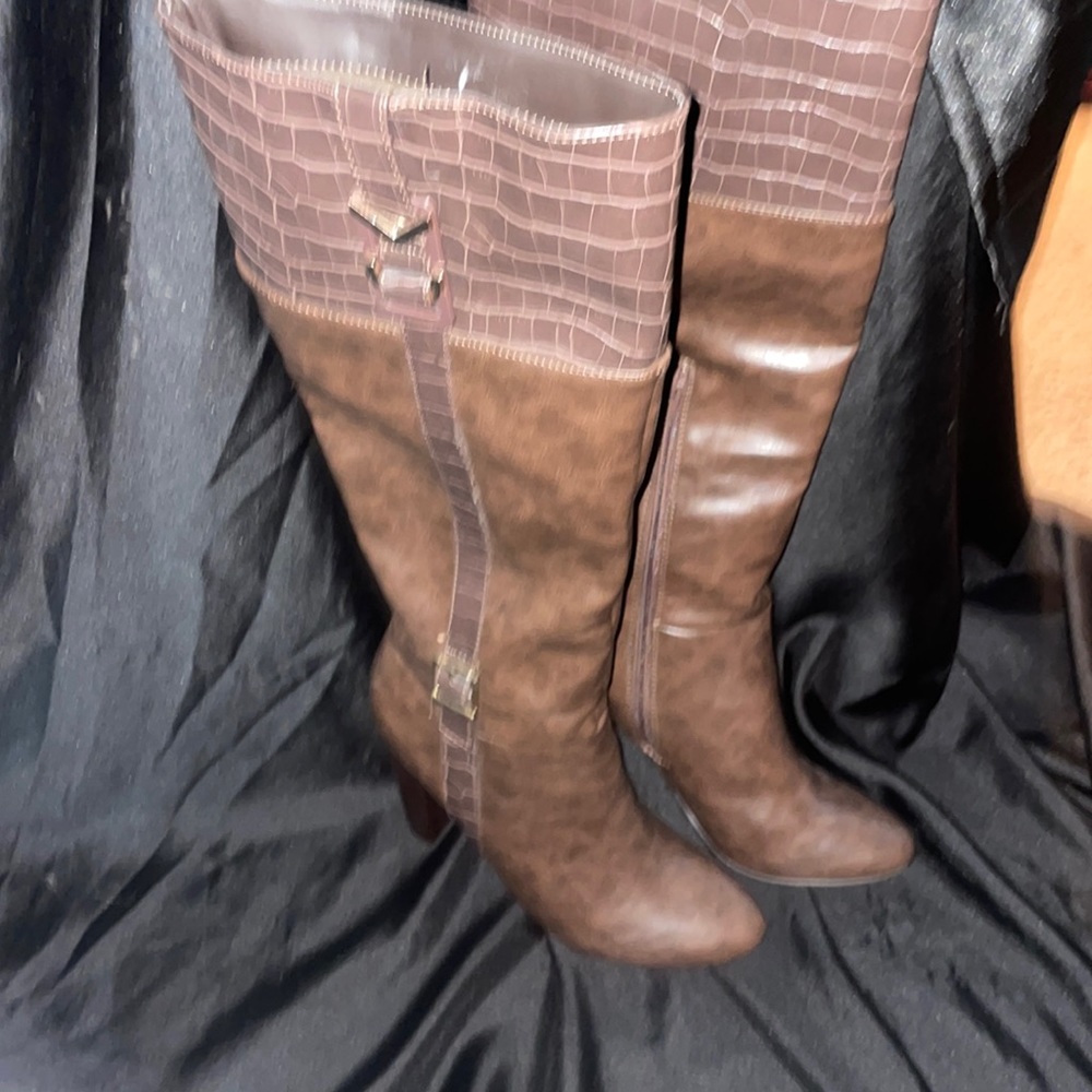 Knee high brown boots 7.5
